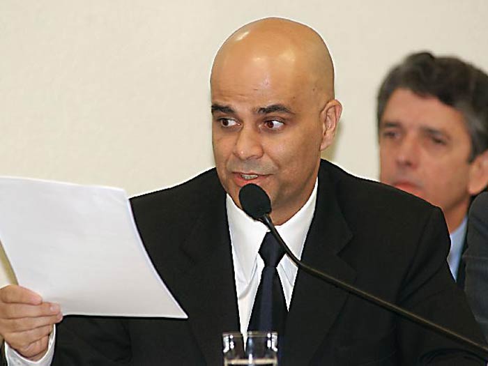 Advogado usa careca de Marcos Val&eacute;rio para sensibilizar ministros ...