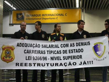 Policiais durante manifestação no Galeão, no início do movimento
(Jadson Marques/Arquivo R7)
greve PF