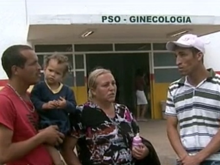 Família de mulher que à luz em um banheiro reclamou do atendimento no Hospital Regional do Gama
(Reprodução - TV Record Brasília)
Bebê nasce no banheiro de hospital no DF