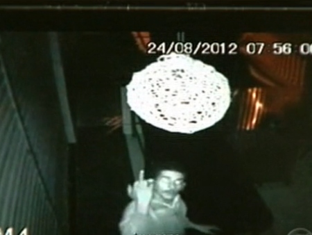O homem caminha livremente dentro do restaurante e quando percebe as câmeras para e faz vários gestos obscenos
(Reprodução/TV Record Brasília)
Homem é flagrado roubando restaurante no Recanto das Emas e faz gesto obsceno para a câmera de segurança