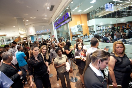 Em meio a uma multidão de pessoas, a ex-miss Brasil Natália Guimarães também prestigiou o lançamento do livro
(Fabiano Aguiar/R7)
natalia