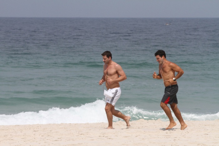 Henri Castelli e Giovanna Antonelli correm na praia - Foto 5 ...