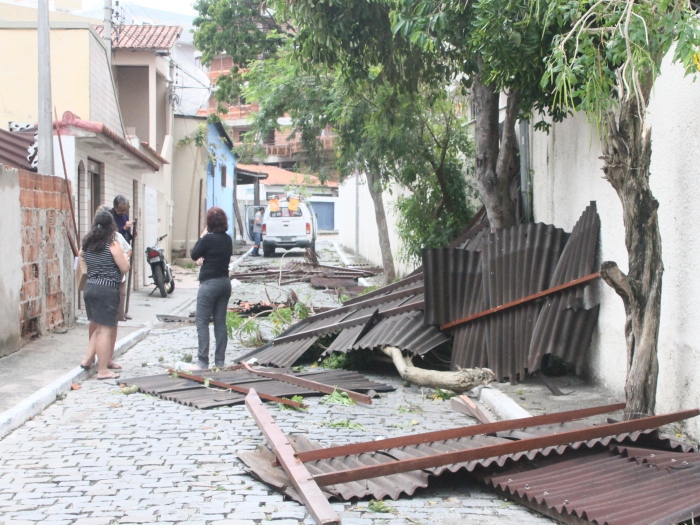 Em Cabo Frio, além da chuva, ventos fortes destelharam casas e provocaram destruição
(Jadson Marques / R7)
destelhadas