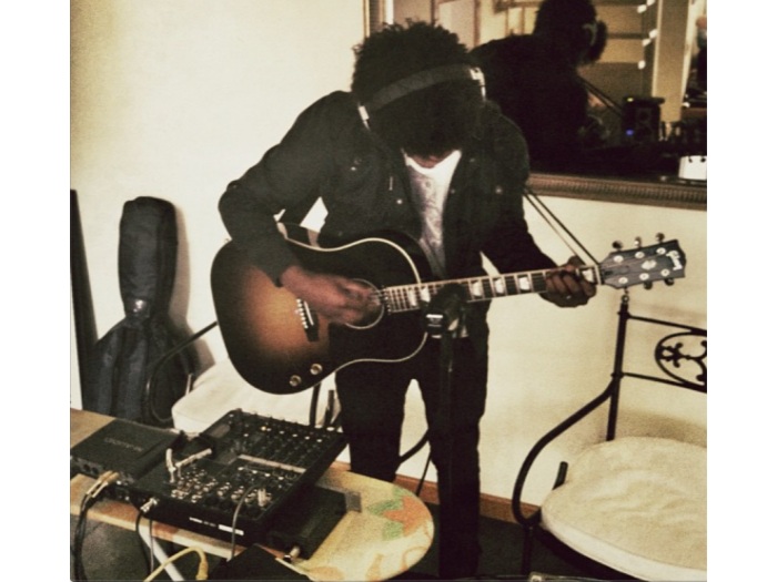 Chay Suede está intensificando os ensaios para o show solo, que acontecerá na próxima sexta-feira (28) (Reprodução/Twitter) Chay Suede