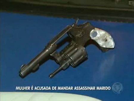 A arma usada no crime é um revólver calibre 32 e pertencia à própria vítima