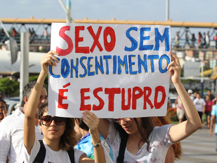 Manifestantes protestaram contra integrantes do grupo New Hit, acusados de estupro, no dia 26 de agosto (Foto: Leogump Carvalho/Frame/AE)