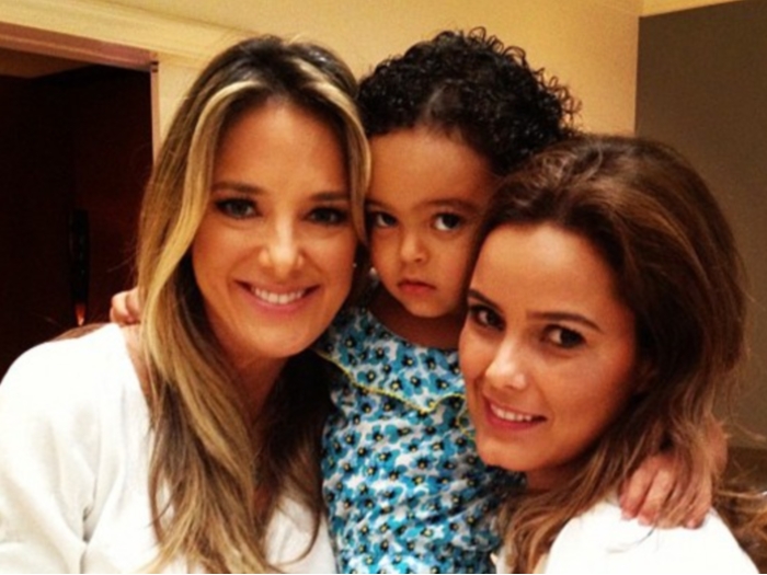 Ticiane Pinheiro agarra filha de Den&iacute;lson - Famosos e TV - R7