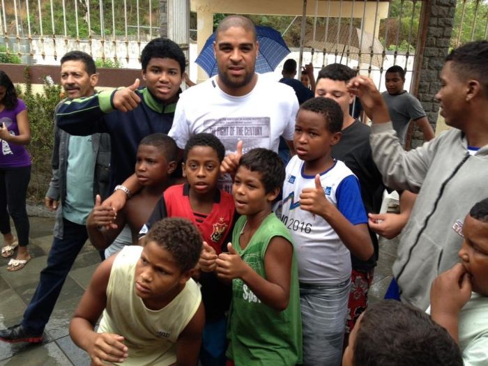 Adriano faz boa a&ccedil;&atilde;o no Dia das Crian&ccedil;as e visita centro de ...