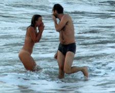 Turista gringa se empolga e mergulha peladona na praia do Flamengo (RJ)