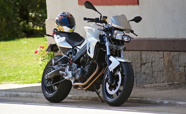 A BMW F 800 R é considerada uma triatleta de tirar o fôlego. Ser medalha de ouro nos 200 m com barreiras seria subestimá-la. Saiba mais