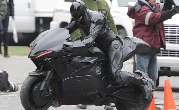 Surgiram na internet mais fotos do set de “RoboCop”, dirigido pelo brasileiro José Padilha. O ator Joel Kinnaman aparece pilotando o que seria a nova moto ...