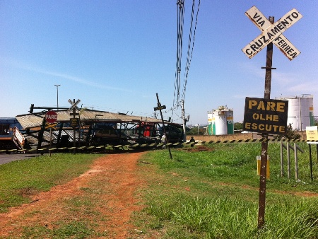 Trem carregado com produtos inflam&aacute;veis bate em caminh&atilde;o ...
