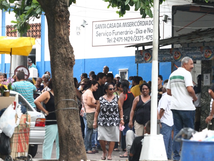 Corpo de jovem que teria sido fuzilada por traficantes &eacute; enterrado ...