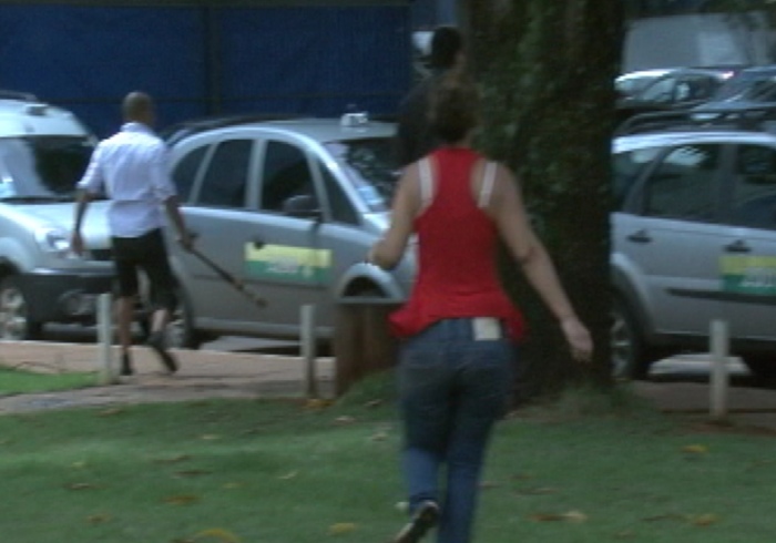 Ap&oacute;s briga de tr&acirc;nsito na regi&atilde;o central de Bras&iacute;lia, taxista agride ...