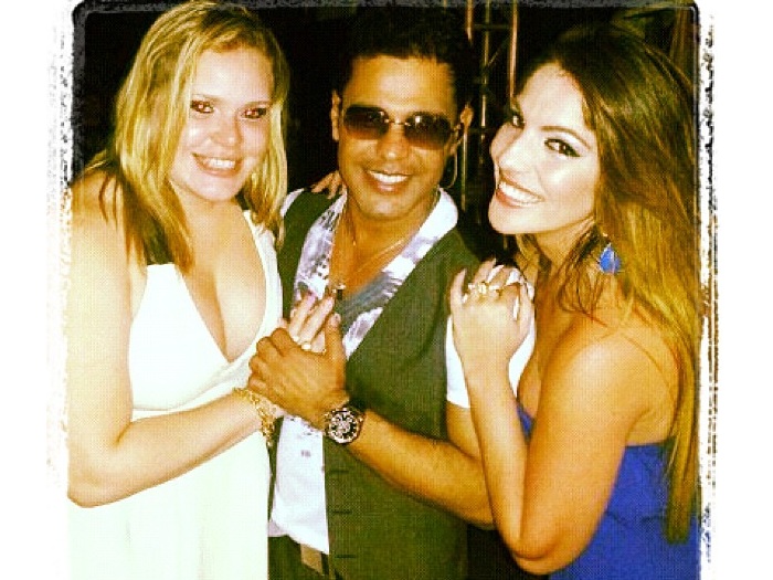 Em setembro, Anamara (à esquerda) chegou a postar uma foto com o cantor Zezé; ela estava acompanhada da amiga Paulinha (Reprodução/Twitter) Zezé Di Camargo