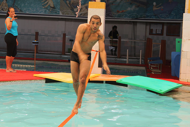 Jos&eacute; Aldo tira onda e mostra equilibro em treino na piscina - Mais ...