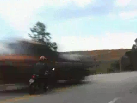 Imagens mostram atropelamento de motociclista por caminh&atilde;o na ...