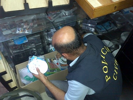 Polícia do DF apreende quase três mil mídias piratas na Feira dos Importados