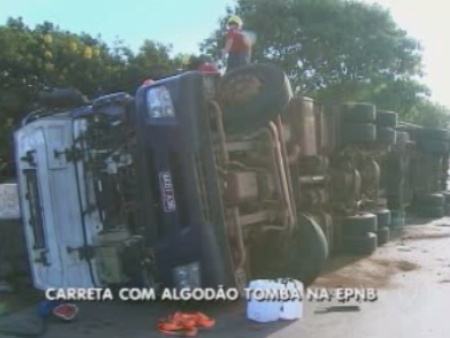 Carreta tombou em linha reta e em uma subida da EPNB. Nenhum outro veículo se envolveu e ninguém ficou ferido