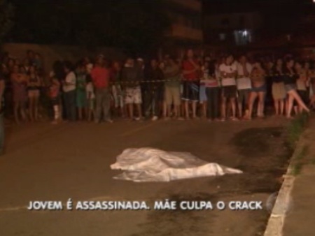 Corpo ficou no meio da rua até realização da perícia. Muitos curiosos se aglomeraram no local