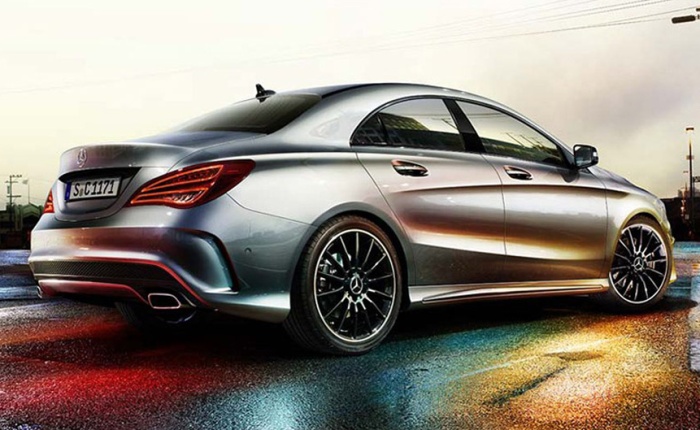 Divulgação As fotos do Mercedes CLA de produção indicam tratar-se da versão esportiva AMG. O modelo será o primeiro carro da divisão de performance do grupo a ter tra...