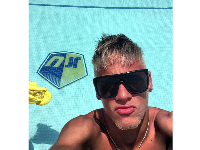 Neymar aproveita dia de sol e mostra piscina com seu nome no fundo