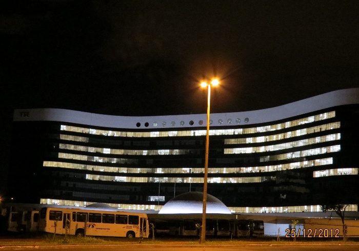 Flagrante: praticamente todas as luzes do prédio sede do TSE em Brasília ficaram ligadas na noite deste feriado nacional de Natal