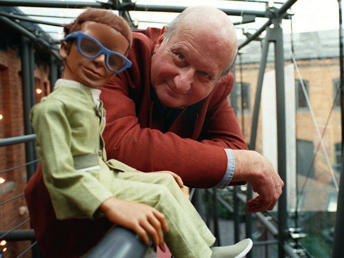 Morre Gerry Anderson, criador da s&eacute;rie de TV Thunderbirds ...