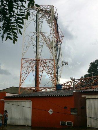 Torre de celular cai sobre três casas