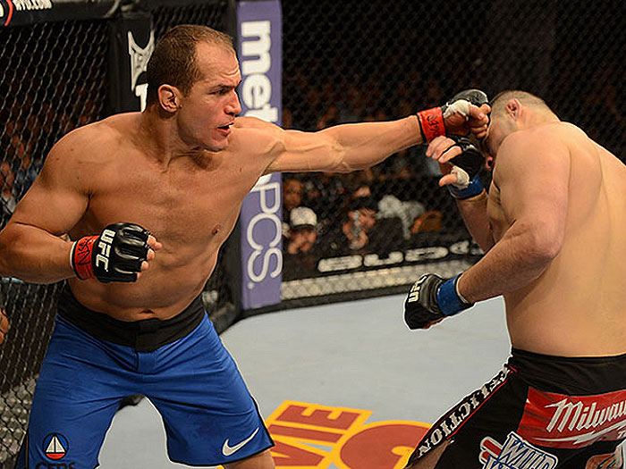 Cigano leva surra de Velasquez e perde cintur&atilde;o no UFC 155 - Foto ...