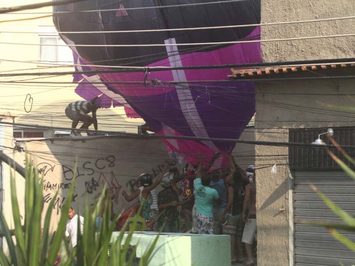 Balão cai perto da av. Brasil e atrai moradores