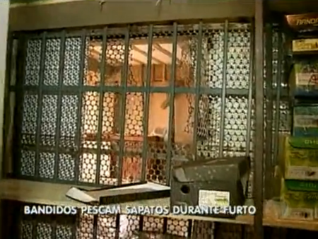 Ladrões invadem loja em construção e "pescam sapatos" de comércio ao lado