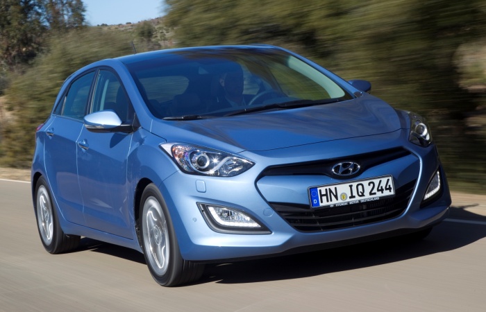 Divulgação O lado ruim do novo i30 é o preço. Antes vendido na faixa dos R$ 60 mil, agora o i30 flex parte de R$ 75 mil, valor bem elevado para um hatch médio com mot...