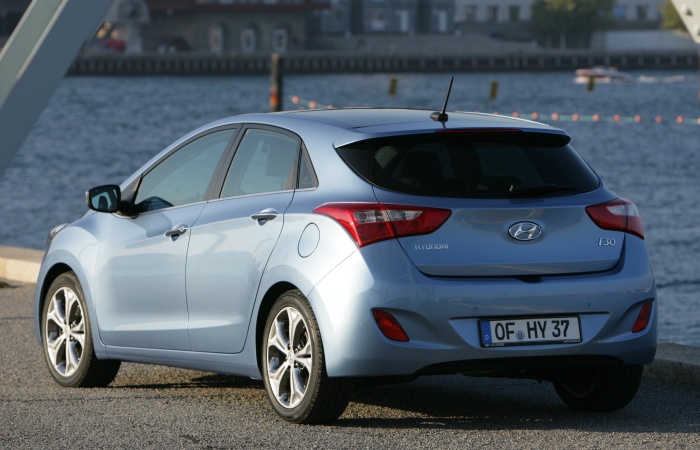 Divulgação Entre os equipamentos que estarão disponíveis no novo Hyundai i30, está a câmera de ré embutida no logotipo traseiro, que se inclina ao engatar a ré. As im...