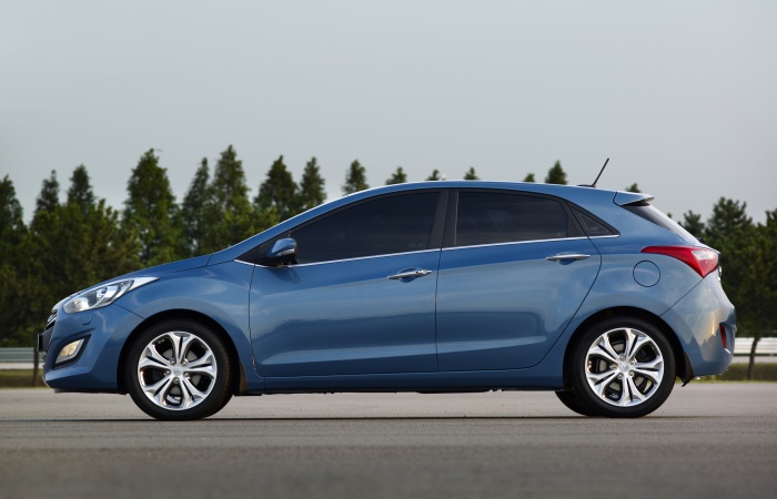 Divulgação Apesar do visual indicar o contrário, o novo Hyundai i30 está com quase o mesmo tamanho do anterior. O entre-eixos de 2,65 m foi mantido, havendo um pequen...