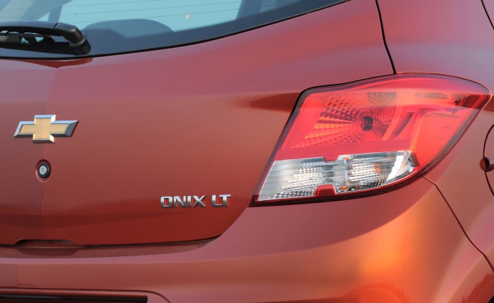 Divulgação Desde a versão de entrada, 1.0 LS, o hatch conta com air bag duplo frontal, freios ABS com EBD, ar quente, desembaçador e limpador do vidro traseiro, rodas...