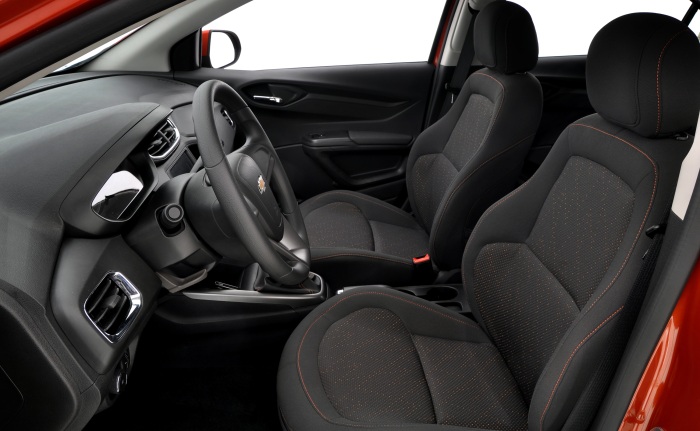 Divulgação Em relação à versão 1.0 LT, o modelo 1.4 LT tem como itens de série adicionais rodas de aço aro 15" e faróis com máscara negra e lanternas escurecidas
Con...