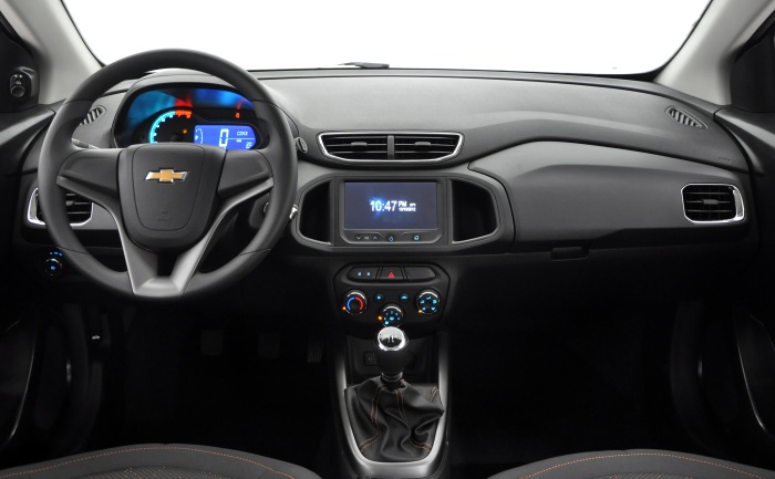 Divulgação A versão 1.0 LT conta com travas elétricas das portas e do porta-malas, vidros dianteiros elétricos e alarme
Confira também
Chevrolet anuncia recall do O...