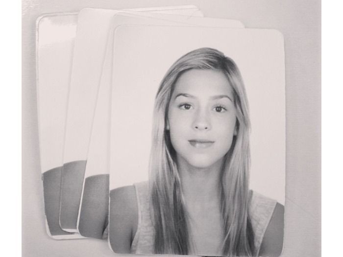 Sophia Abrah&atilde;o mostra foto do seu RG - Jovem - R7
