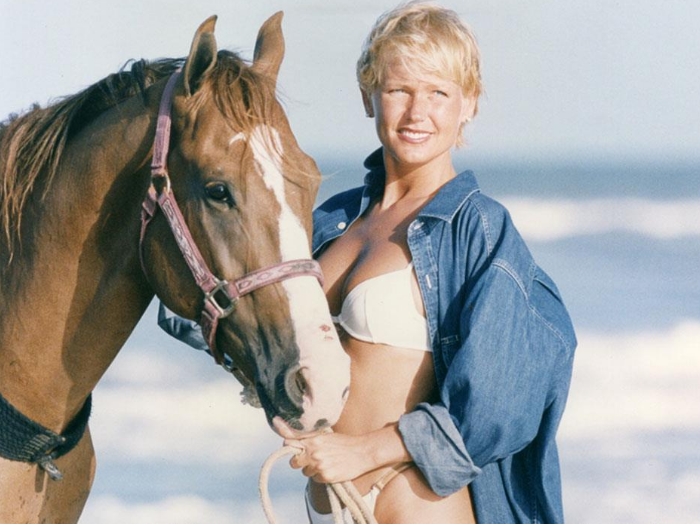 Xuxa posta foto de biqu&iacute;ni no Facebook - Famosos e TV - R7