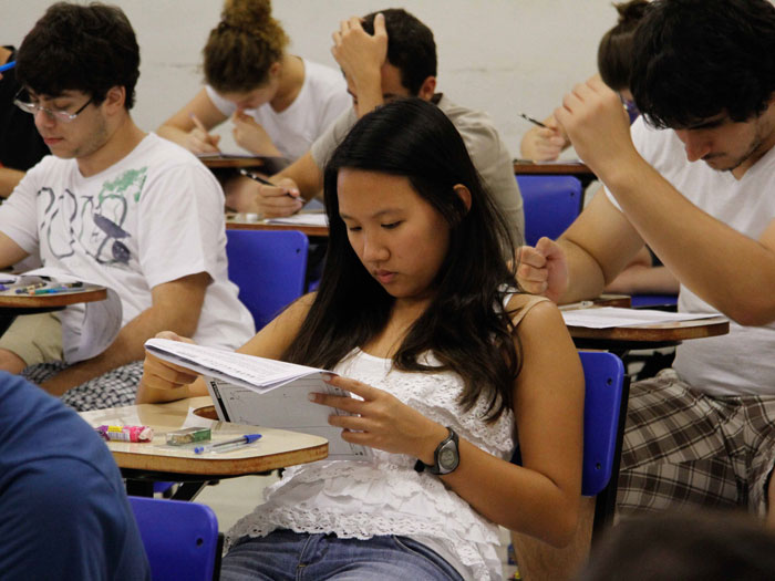 Fuvest divulga caderno de quest&otilde;es do &uacute;ltimo dia de prova ...