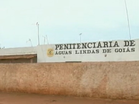 Polícia flagra menor jogando droga pelo muro de presído em Águas Lindas de Goiás