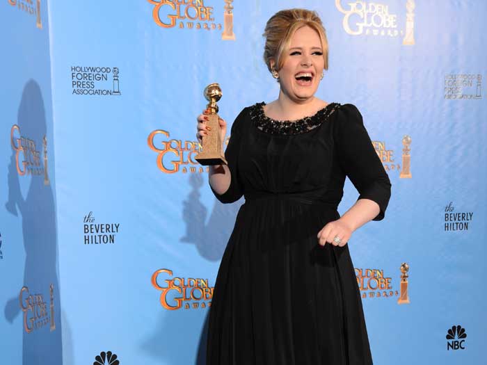 A cantora Adele exibe o Globo de Ouro que ganhou na categoria melhor canção original com a música Skyfall, do novo filme do agente 007 (ROBYN BECK / AFP) Adele