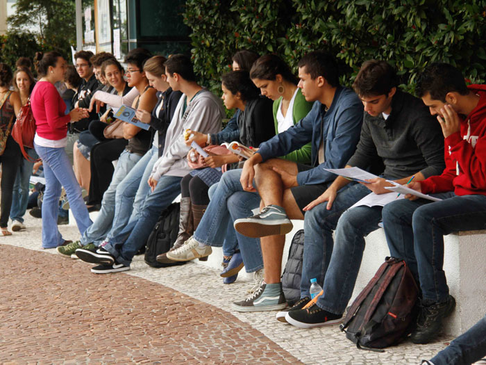 Estudantes continuam a lutar por vaga no &uacute;ltimo dia de prova da ...