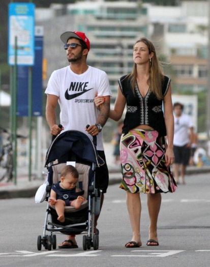 Luana Piovani e Pedro Scooby desfilam com o filho em dia de folga ...