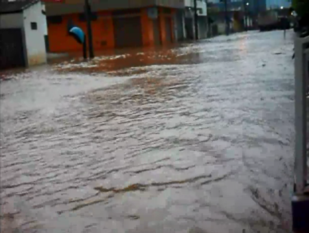 Chuva alagou ruas de Santa Rita do Sapucaí, também no sul do Estado
(Record Minas)
chuva