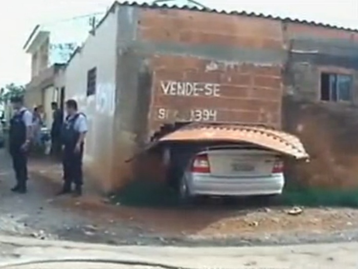 Crianças dão partida em carro e invadem uma casa