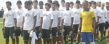 Com Neymar, seleção brasileira lança camisa para Copa das Confederações