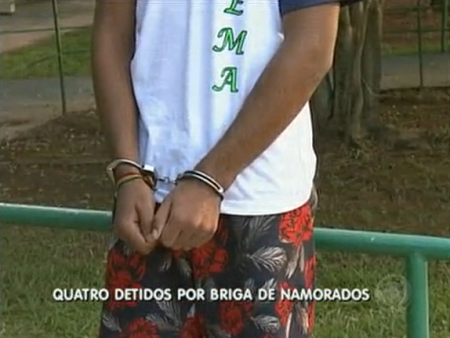 Rapaz de 17 anos acabou detido também por ter atirado em via pública
(Reprodução/TV Record)
tv