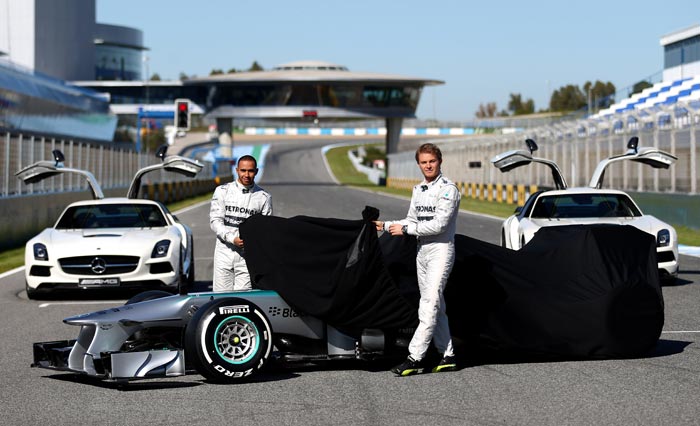 Hamilton e Rosberg apresentam Mercedes com bico de pato - Foto ...